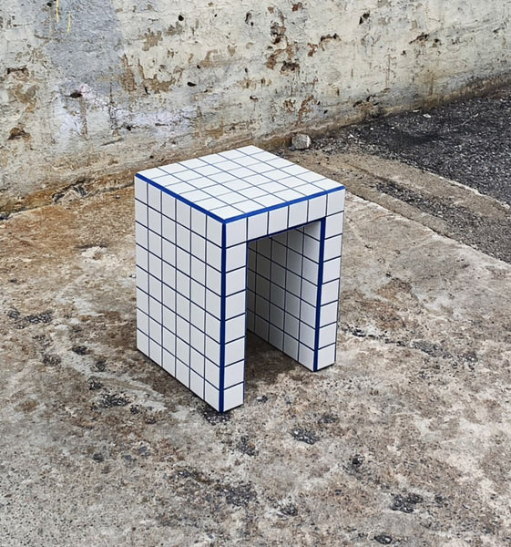 U SIDE TABLE - WHITE + BLUE GROUT // TABLE D'APPOINT U - BLANC + COULIS BLEU