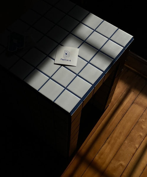 U SIDE TABLE - WHITE + BLUE GROUT // TABLE D'APPOINT U - BLANC + COULIS BLEU