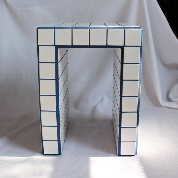 U SIDE TABLE - WHITE + BLUE GROUT // TABLE D'APPOINT U - BLANC + COULIS BLEU