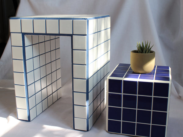 U SIDE TABLE - WHITE + BLUE GROUT // TABLE D'APPOINT U - BLANC + COULIS BLEU