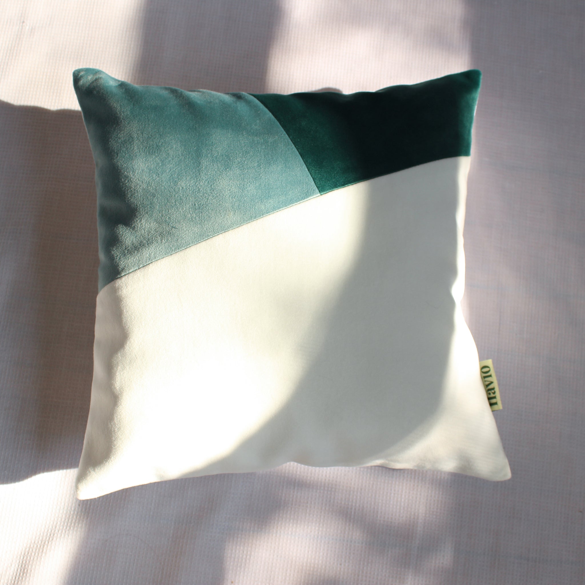 TRICOLOR THROW PILLOW - MOSS  // COUSSIN TRICOLORE - MOUSSE