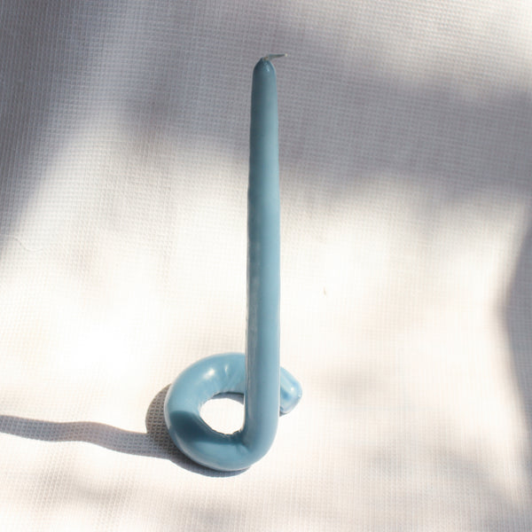 UNSCENTED CANDLE - CURVE IN PERRIWINKLE // CHANDELLE NON PARFUMÉE - CURVE BLEU PERVENCHE