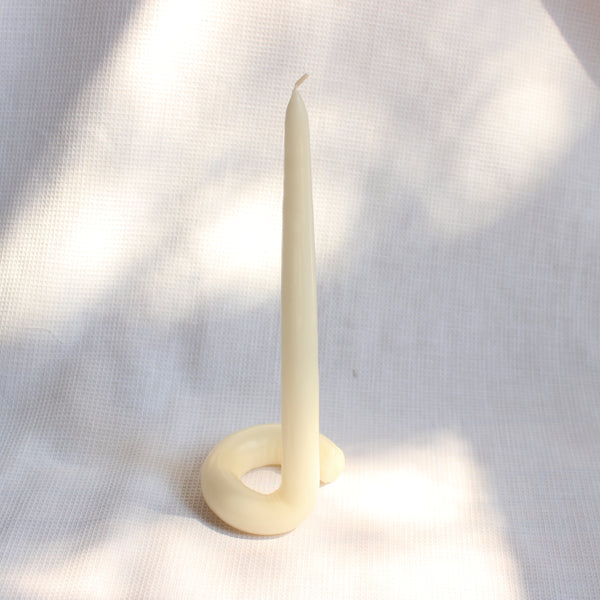 UNSCENTED CANDLE - CURVE IN CREAM // CHANDELLE NON PARFUMÉE - CURVE CRÈME