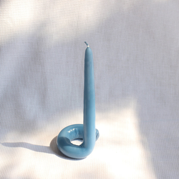 UNSCENTED CANDLE - CURVE IN PERRIWINKLE // CHANDELLE NON PARFUMÉE - CURVE BLEU PERVENCHE