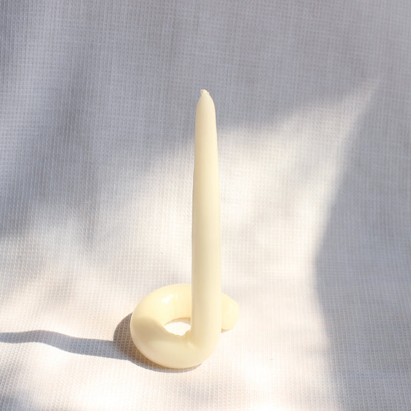 UNSCENTED CANDLE - CURVE IN CREAM // CHANDELLE NON PARFUMÉE - CURVE CRÈME