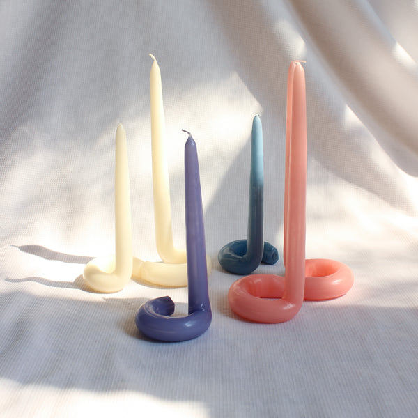 UNSCENTED CANDLE - CURVE IN PERRIWINKLE // CHANDELLE NON PARFUMÉE - CURVE BLEU PERVENCHE