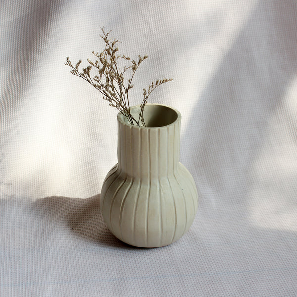 WHITE-STRIPED VASE // VASE BLANC LIGNÉ