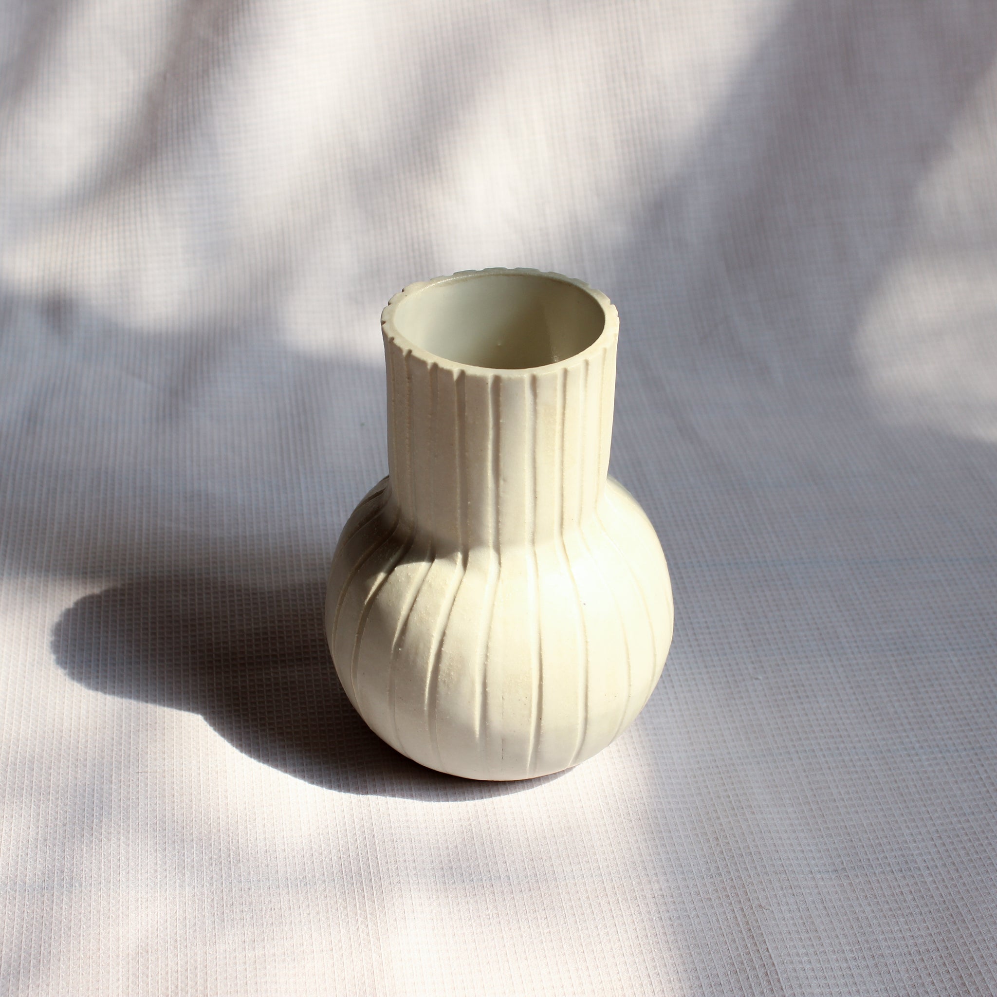 WHITE-STRIPED VASE // VASE BLANC LIGNÉ