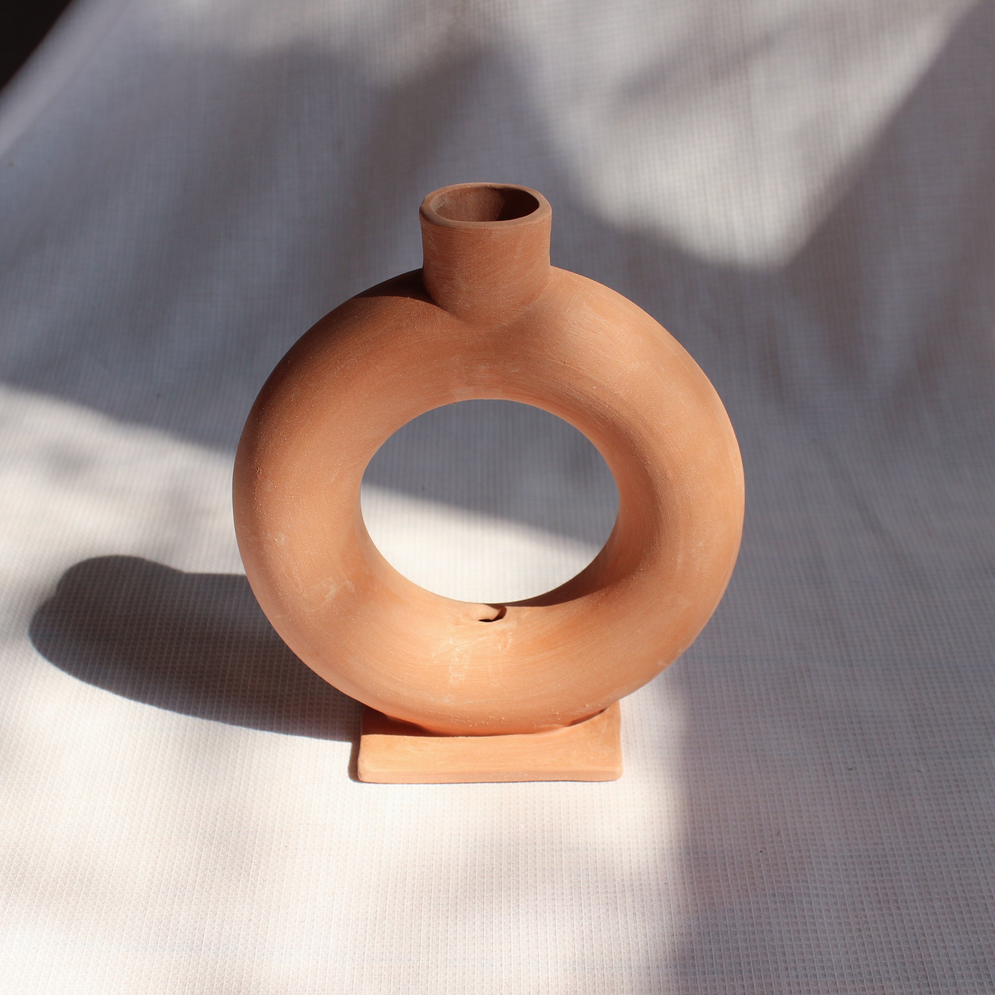 DONUT VASE - TERRACOTTA // VASE SUR PIED - BEIGNE TERRACOTTA