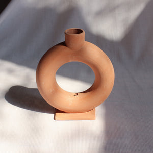 DONUT VASE - TERRACOTTA // VASE SUR PIED - BEIGNE TERRACOTTA