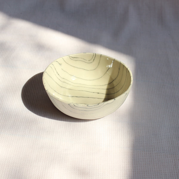 WHITE-STRIPED BOWL // BOL BLANC LIGNÉ