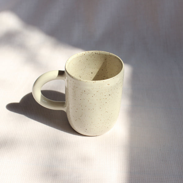 LARGE 12 OZ SPECKLED WHITE CUP // GRANDE TASSE 12 OZ BLANCHE TACHETÉE