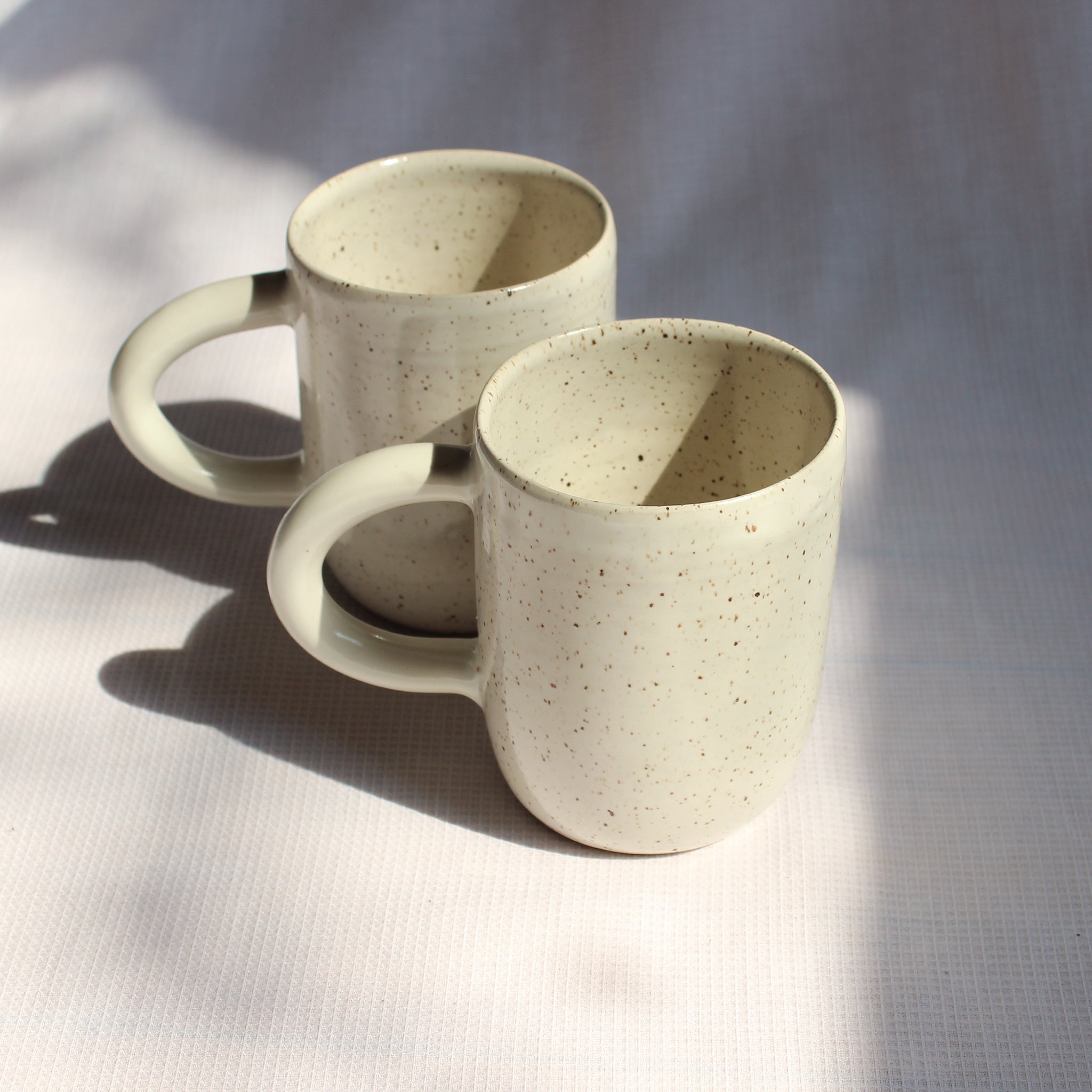 LARGE 12 OZ SPECKLED WHITE CUP // GRANDE TASSE 12 OZ BLANCHE TACHETÉE