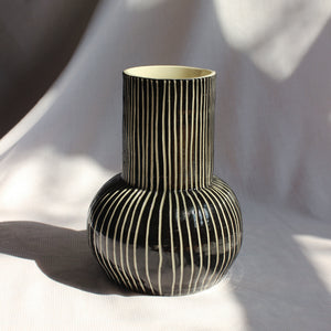 BLACK-STRIPED VASE // VASE NOIR LIGNÉ