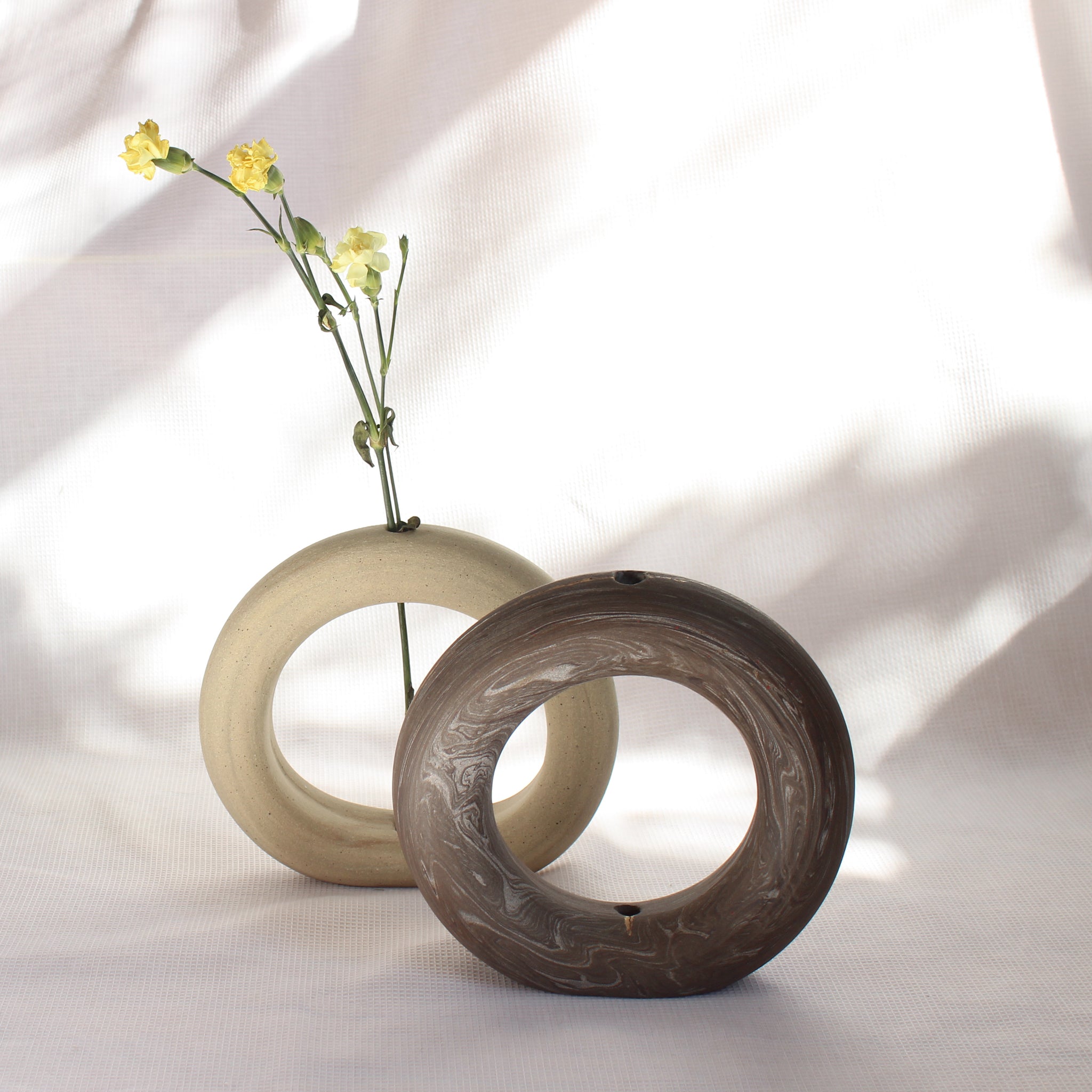 SINGLE STEM RING VASE - BEIGE // SOLIFLORE ANNEAU - BEIGE